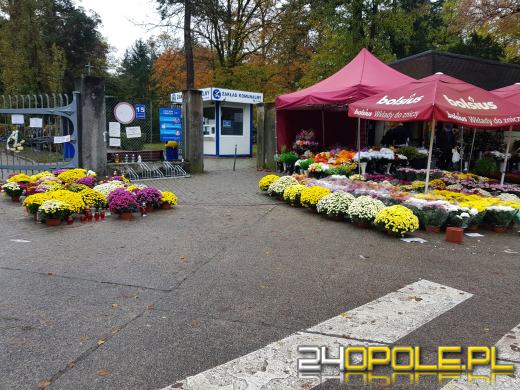 Opolanie  ruszyli odwiedzać cmentarze