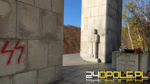 Nazistowskie malunki na pomniku Czynu Powstanczego na Górze św. Anny