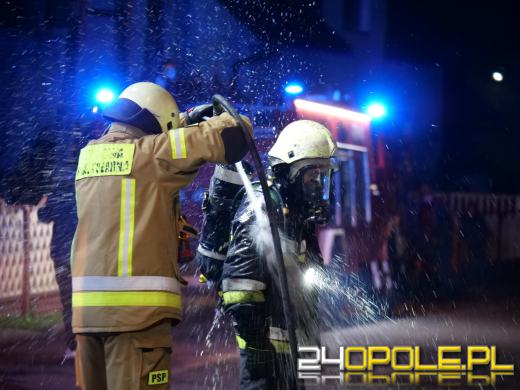11 zastępów straży walczy z pożarem domu jednorodzinnego 