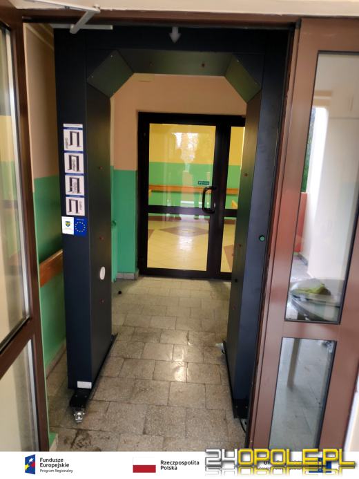 W DPS-ach na Opolszczyźnie stanęły bramki do dezynfekcji