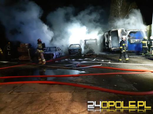 Nocny pożar w hali warsztatu samochodowego w Przeczy. Spłonęły samochody i kontener