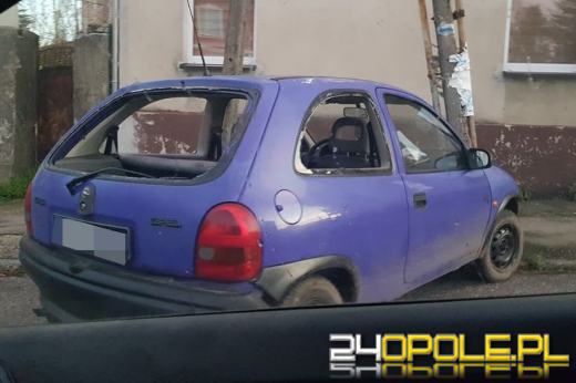 Skończyło się paliwo. Mężczyzna poszedł na stację, a samochód wjechał w słup 