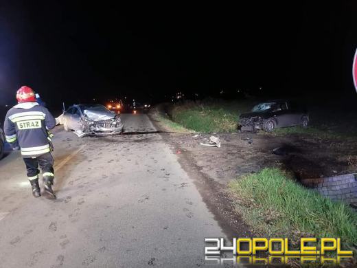 Czołowe zderzenie pojazdów w powiecie nyskim 