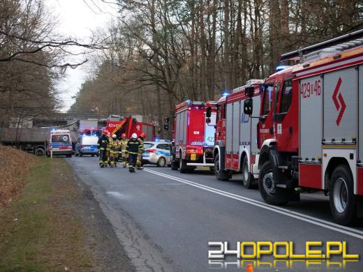 Kilkanaście zastępów straży pracowało przy wypadku ciężarówki 