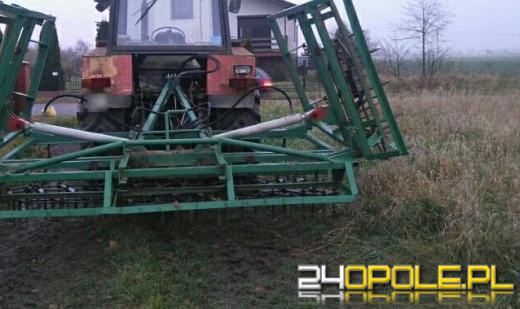 Wypadek w Michałowicach. Brony odczepiły się od ciągnika i spadły na osobówkę