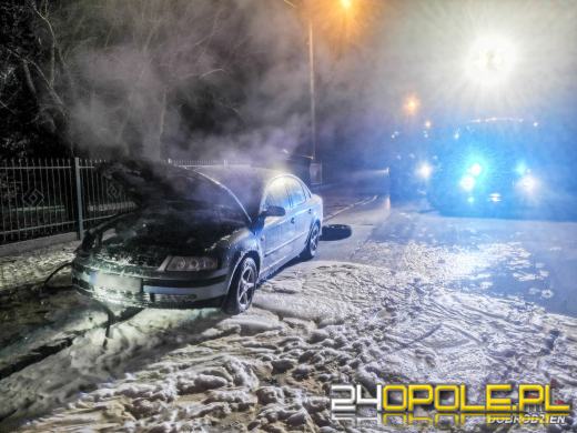 Samochód osobowy zapalił się w Dobrodzieniu. W akcji trzy zastępy straży