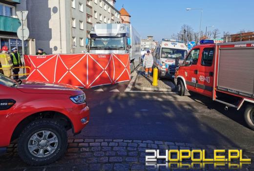 Śmiertelny wypadek na rondzie w Prudniku. Na pasach zginął 78-letni mężczyzna 