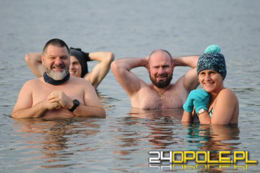 Mikołajki uczcili zakładając bikini i kąpielówki