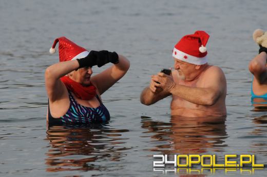 Mikołajki uczcili zakładając bikini i kąpielówki