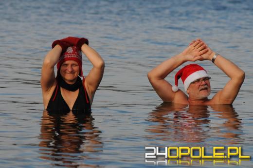 Mikołajki uczcili zakładając bikini i kąpielówki