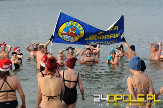 Mikołajki uczcili zakładając bikini i kąpielówki