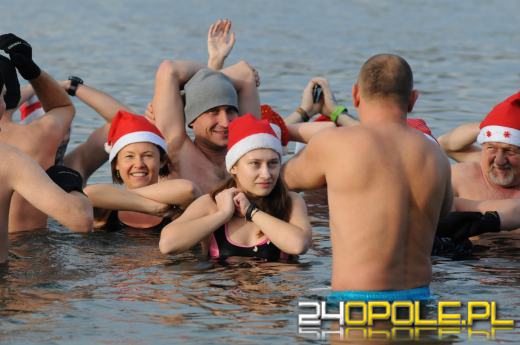 Mikołajki uczcili zakładając bikini i kąpielówki