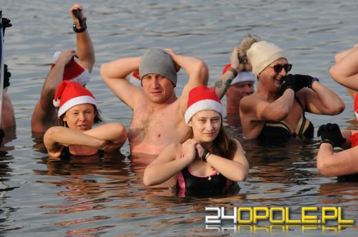 Mikołajki uczcili zakładając bikini i kąpielówki