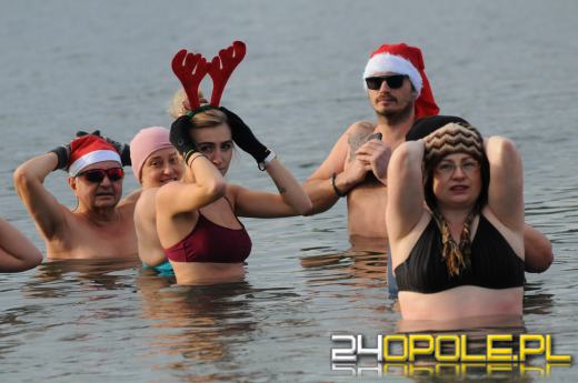 Mikołajki uczcili zakładając bikini i kąpielówki