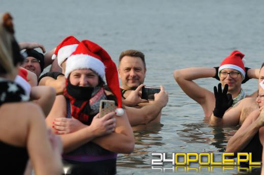 Mikołajki uczcili zakładając bikini i kąpielówki