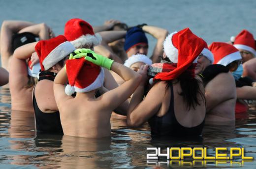 Mikołajki uczcili zakładając bikini i kąpielówki