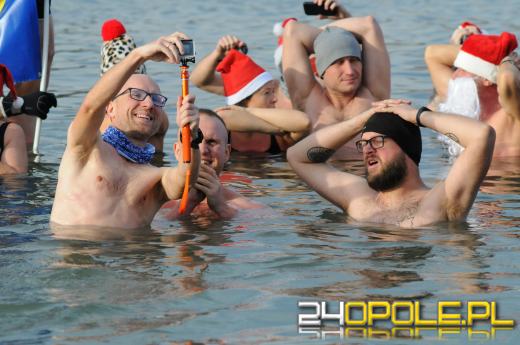 Mikołajki uczcili zakładając bikini i kąpielówki