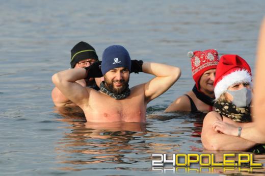 Mikołajki uczcili zakładając bikini i kąpielówki