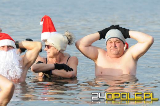 Mikołajki uczcili zakładając bikini i kąpielówki