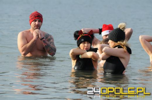 Mikołajki uczcili zakładając bikini i kąpielówki