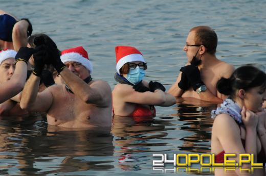 Mikołajki uczcili zakładając bikini i kąpielówki