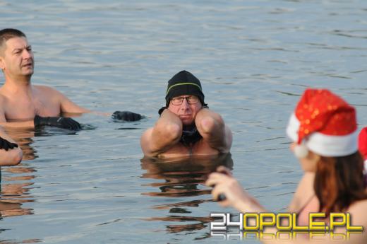 Mikołajki uczcili zakładając bikini i kąpielówki