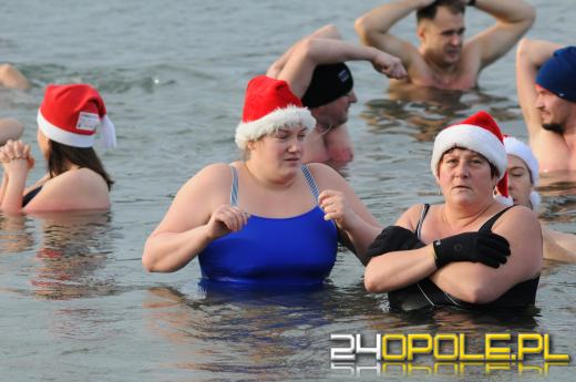 Mikołajki uczcili zakładając bikini i kąpielówki