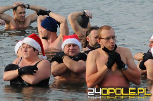 Mikołajki uczcili zakładając bikini i kąpielówki