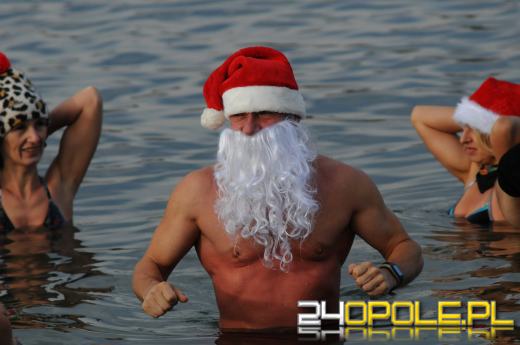 Mikołajki uczcili zakładając bikini i kąpielówki