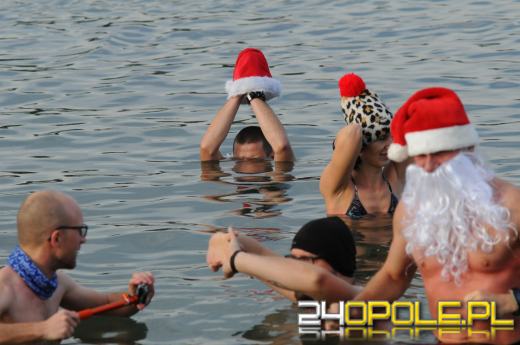 Mikołajki uczcili zakładając bikini i kąpielówki