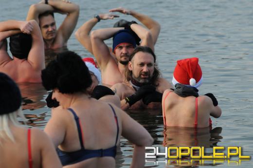 Mikołajki uczcili zakładając bikini i kąpielówki