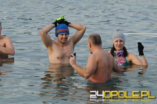 Mikołajki uczcili zakładając bikini i kąpielówki