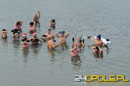 Mikołajki uczcili zakładając bikini i kąpielówki