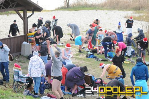 Mikołajki uczcili zakładając bikini i kąpielówki