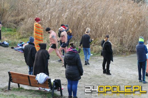 Mikołajki uczcili zakładając bikini i kąpielówki