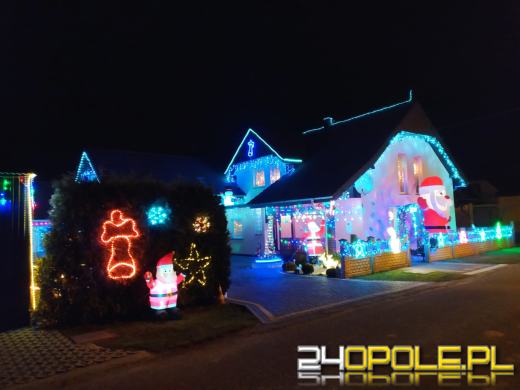 Pięknie rozświetlony dom w Dziedzicach przyciąga tłumy. To rodzinna tradycja