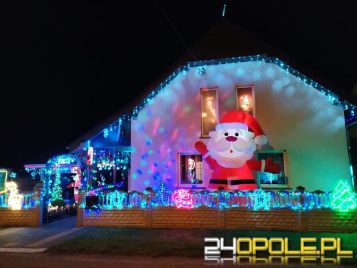 Pięknie rozświetlony dom w Dziedzicach przyciąga tłumy. To rodzinna tradycja