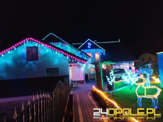 Pięknie rozświetlony dom w Dziedzicach przyciąga tłumy. To rodzinna tradycja