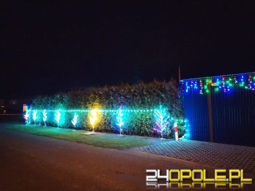 Pięknie rozświetlony dom w Dziedzicach przyciąga tłumy. To rodzinna tradycja