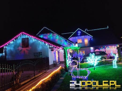 Pięknie rozświetlony dom w Dziedzicach przyciąga tłumy. To rodzinna tradycja