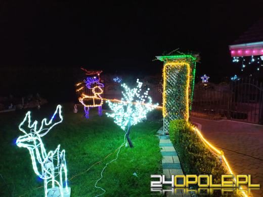 Pięknie rozświetlony dom w Dziedzicach przyciąga tłumy. To rodzinna tradycja