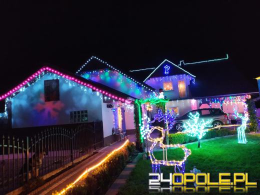 Pięknie rozświetlony dom w Dziedzicach przyciąga tłumy. To rodzinna tradycja