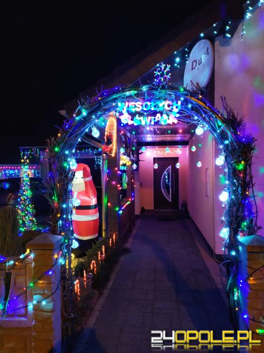 Pięknie rozświetlony dom w Dziedzicach przyciąga tłumy. To rodzinna tradycja