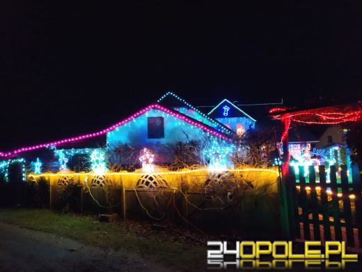 Pięknie rozświetlony dom w Dziedzicach przyciąga tłumy. To rodzinna tradycja