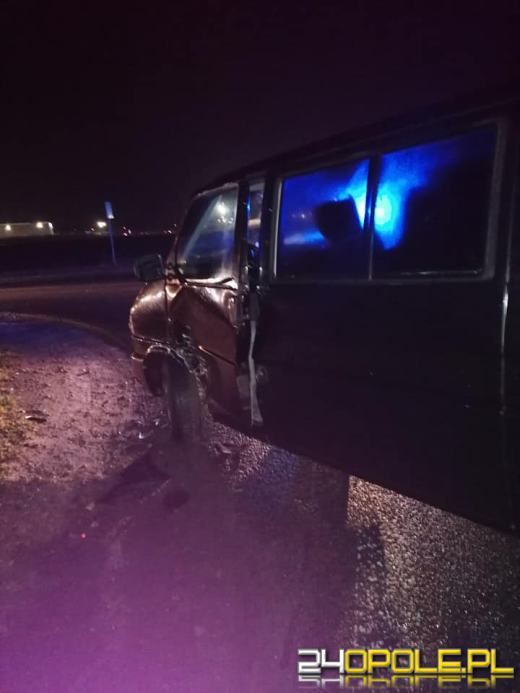 Olszowa: Po zderzeniu jeden z samochodów dachował i wpadł do rowu