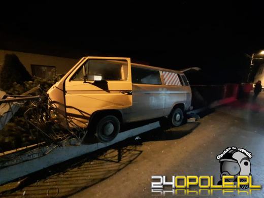 Kierujący Volkswagenem wjechał w ogrodzenie. Mężczyzna był pijany