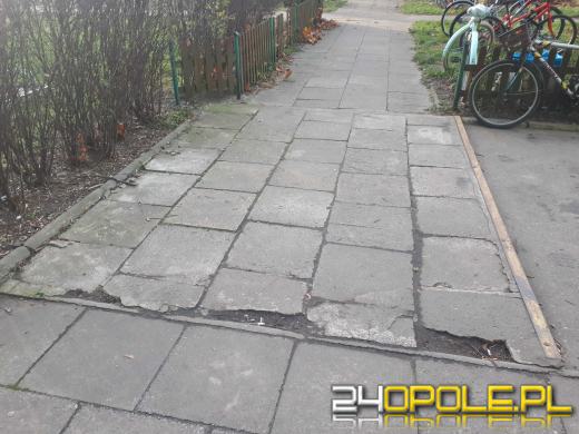 Mieszkańcy ulicy Spychalskiego skarżą się na zaniedbany teren wokół mieszkań