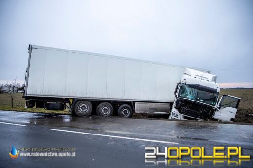 21-latek jechał ciężarówką z dzieckiem. Pojazd wylądował w rowie