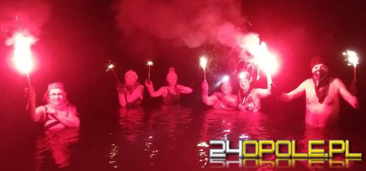 Tradycyjnie powitali Nowy Rok w zimnej wodzie