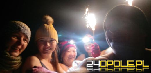 Tradycyjnie powitali Nowy Rok w zimnej wodzie